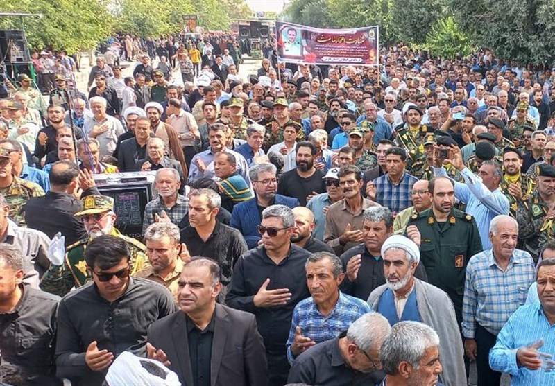 وداع باشکوه مردم ممسنی با شهید مدافع وطن/ پیکر قهرمان بر دستان امت