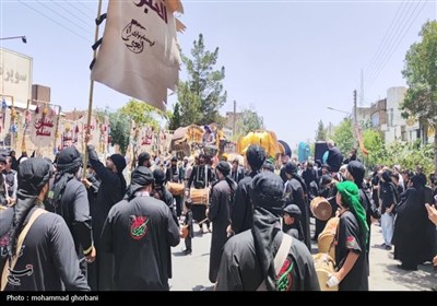 طنین‌انداز شدن نوای کاروان نینوا در خیابان‌های بیرجند