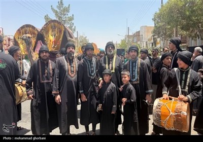 طنین‌انداز شدن نوای کاروان نینوا در خیابان‌های بیرجند