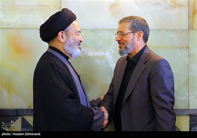 حجت الاسلام و المسلمین سید عبدالفتاح نواب نماینده ولی فقیه و سرپرست حجاج ایرانی و علیرضا بیات رئیس سازمان حج و زیارت