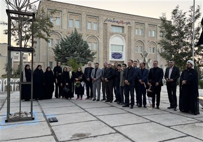 ريشه،باد،درختي،محصور،روايتي،خالق،نسلي،سوره،مجسمه