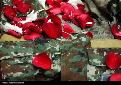 لباس‌های خونی شهدای حمله اسرائیل به زنجان در هیئت ثارالله
