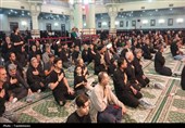 نماز ظهر عاشورا با حضور پرشور عزاداران حسینی در حرم حضرت عبدالعظیم(ع) اقامه شد