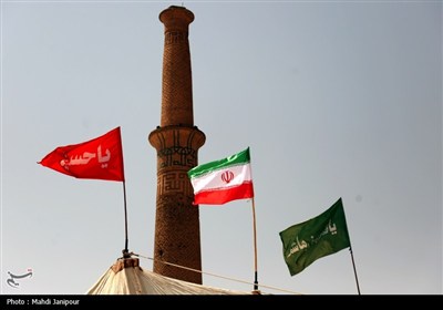 برافراشتن خیمه حسینی زیر سایه گنبد فیروزه‌ای امامزاده هارونیه
