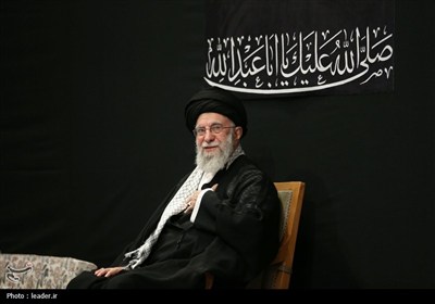 مراسم عزادارای شب عاشورای حسینی(ع) در حسینیه امام خمینی(ره) با حضور رهبر معظم انقلاب