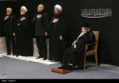 مراسم عزادارای شب عاشورای حسینی(ع) در حسینیه امام خمینی(ره) با حضور رهبر معظم انقلاب