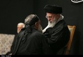 قائد الثورة الإسلامیة یشارک فی مراسم عزاء لیلة عاشوراء فی حسینیة الإمام الخمینی (رض)