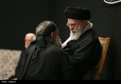 قائد الثورة الإسلامیة یشارک فی مراسم عزاء لیلة عاشوراء فی حسینیة الإمام الخمینی (رض)