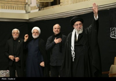 قائد الثورة الإسلامیة یشارک فی مراسم عزاء لیلة عاشوراء فی حسینیة الإمام الخمینی (رض)