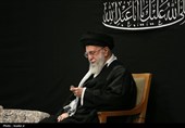 قائد الثورة الإسلامیة یشارک فی مراسم عزاء لیلة عاشوراء فی حسینیة الإمام الخمینی (رض)