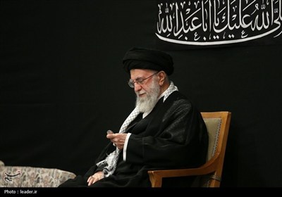 قائد الثورة الإسلامیة یشارک فی مراسم عزاء لیلة عاشوراء فی حسینیة الإمام الخمینی (رض)