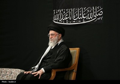 قائد الثورة الإسلامیة یشارک فی مراسم عزاء لیلة عاشوراء فی حسینیة الإمام الخمینی (رض)