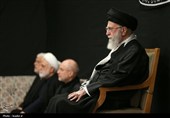 قائد الثورة الإسلامیة یشارک فی مراسم عزاء لیلة عاشوراء فی حسینیة الإمام الخمینی (رض)