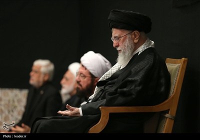 قائد الثورة الإسلامیة یشارک فی مراسم عزاء لیلة عاشوراء فی حسینیة الإمام الخمینی (رض)