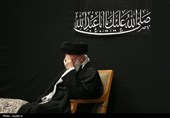 قائد الثورة الإسلامیة یشارک فی مراسم عزاء لیلة عاشوراء فی حسینیة الإمام الخمینی (رض)