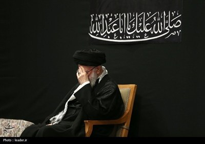 قائد الثورة الإسلامیة یشارک فی مراسم عزاء لیلة عاشوراء فی حسینیة الإمام الخمینی (رض)
