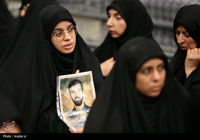قائد الثورة الإسلامیة یشارک فی مراسم عزاء لیلة عاشوراء فی حسینیة الإمام الخمینی (رض)