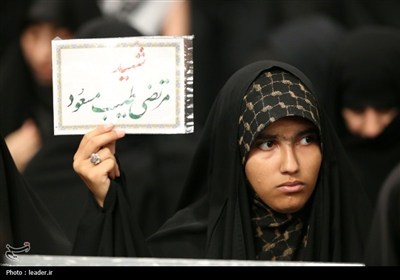 قائد الثورة الإسلامیة یشارک فی مراسم عزاء لیلة عاشوراء فی حسینیة الإمام الخمینی (رض)