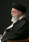 قائد الثورة الإسلامیة یشارک فی مراسم عزاء لیلة عاشوراء فی حسینیة الإمام الخمینی (رض)