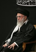 قائد الثورة الإسلامیة یشارک فی مراسم عزاء لیلة عاشوراء فی حسینیة الإمام الخمینی (رض)