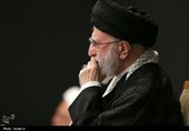 قائد الثورة الإسلامیة یشارک فی مراسم عزاء لیلة عاشوراء فی حسینیة الإمام الخمینی (رض)