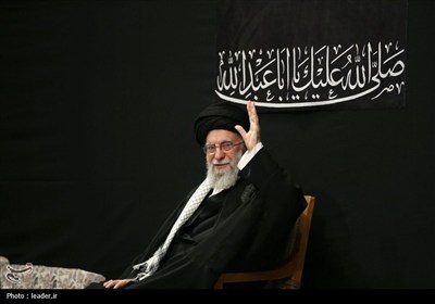 قائد الثورة الإسلامیة یشارک فی مراسم عزاء لیلة عاشوراء فی حسینیة الإمام الخمینی (رض)