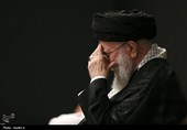قائد الثورة الإسلامیة یشارک فی مراسم عزاء لیلة عاشوراء فی حسینیة الإمام الخمینی (رض)