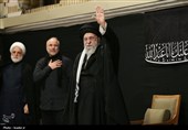 قائد الثورة الإسلامیة یشارک فی مراسم عزاء لیلة عاشوراء فی حسینیة الإمام الخمینی (رض)
