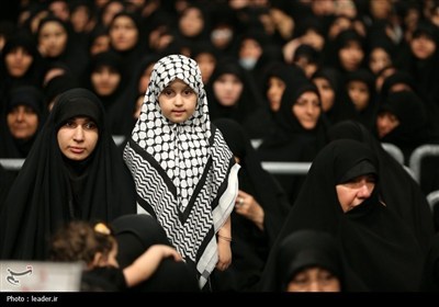 قائد الثورة الإسلامیة یشارک فی مراسم عزاء لیلة عاشوراء فی حسینیة الإمام الخمینی (رض)