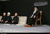 قائد الثورة الإسلامیة یشارک فی مراسم عزاء لیلة عاشوراء فی حسینیة الإمام الخمینی (رض)