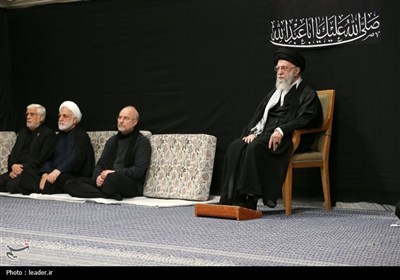 قائد الثورة الإسلامیة یشارک فی مراسم عزاء لیلة عاشوراء فی حسینیة الإمام الخمینی (رض)