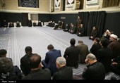 قائد الثورة الإسلامیة یشارک فی مراسم عزاء لیلة عاشوراء فی حسینیة الإمام الخمینی (رض)