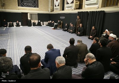 قائد الثورة الإسلامیة یشارک فی مراسم عزاء لیلة عاشوراء فی حسینیة الإمام الخمینی (رض)