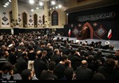 قائد الثورة الإسلامیة یشارک فی مراسم عزاء لیلة عاشوراء فی حسینیة الإمام الخمینی (رض)