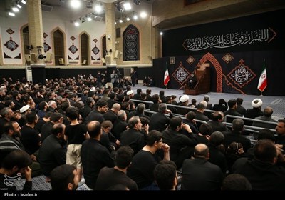 قائد الثورة الإسلامیة یشارک فی مراسم عزاء لیلة عاشوراء فی حسینیة الإمام الخمینی (رض)