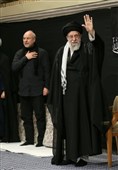 قائد الثورة الإسلامیة یشارک فی مراسم عزاء لیلة عاشوراء فی حسینیة الإمام الخمینی (رض)