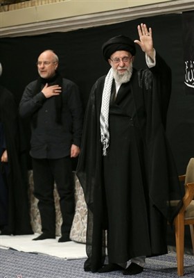 قائد الثورة الإسلامیة یشارک فی مراسم عزاء لیلة عاشوراء فی حسینیة الإمام الخمینی (رض)