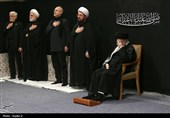 قائد الثورة الإسلامیة یشارک فی مراسم عزاء لیلة عاشوراء فی حسینیة الإمام الخمینی (رض)