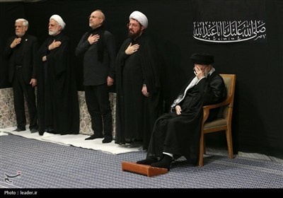 قائد الثورة الإسلامیة یشارک فی مراسم عزاء لیلة عاشوراء فی حسینیة الإمام الخمینی (رض)