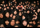 قائد الثورة الإسلامیة یشارک فی مراسم عزاء لیلة عاشوراء فی حسینیة الإمام الخمینی (رض)