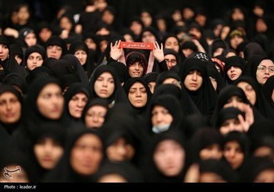 قائد الثورة الإسلامیة یشارک فی مراسم عزاء لیلة عاشوراء فی حسینیة الإمام الخمینی (رض)