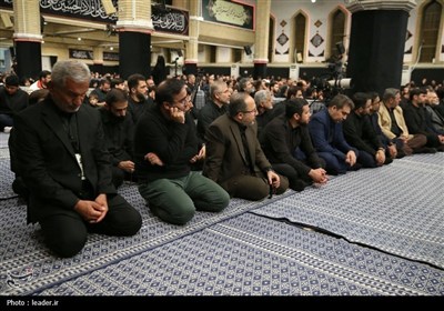 قائد الثورة الإسلامیة یشارک فی مراسم عزاء لیلة عاشوراء فی حسینیة الإمام الخمینی (رض)