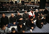قائد الثورة الإسلامیة یشارک فی مراسم عزاء لیلة عاشوراء فی حسینیة الإمام الخمینی (رض)