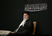 قائد الثورة الإسلامیة یشارک فی مراسم عزاء لیلة عاشوراء فی حسینیة الإمام الخمینی (رض)