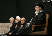 قائد الثورة الإسلامیة یشارک فی مراسم عزاء لیلة عاشوراء فی حسینیة الإمام الخمینی (رض)