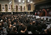قائد الثورة الإسلامیة یشارک فی مراسم عزاء لیلة عاشوراء فی حسینیة الإمام الخمینی (رض)
