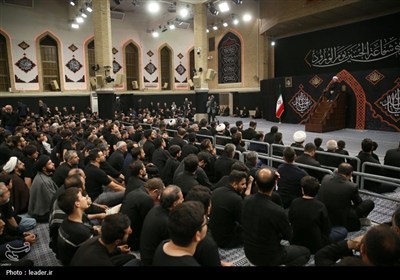 قائد الثورة الإسلامیة یشارک فی مراسم عزاء لیلة عاشوراء فی حسینیة الإمام الخمینی (رض)