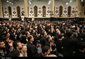 قائد الثورة الإسلامیة یشارک فی مراسم عزاء لیلة عاشوراء فی حسینیة الإمام الخمینی (رض)