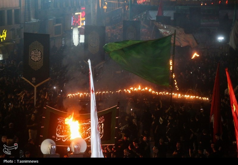 شب عاشورا در حرم کریمه اهل‌بیت(س)؛ هنگامه اشک و عهد با کربلا + تصاویر