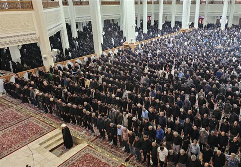 سوگواران أباعبدالله(ع) در حرم شاهچراغ نماز ظهر عاشورا را اقامه کردند